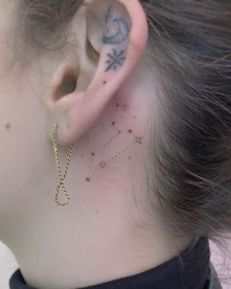 1,889 Me gusta, 13 comentarios - 𝖀𝖓𝖔 (@unotattoonyc) en Instagram: "Tiny Leo constellation 🌌" Leo Star Constellation, Star Constellation Tattoo, Pisces Constellation Tattoo, Leo Constellation Tattoo, Constellation Piercings, Leo Star Sign, Pisces Constellation, Leo Constellation, Constellation Tattoo