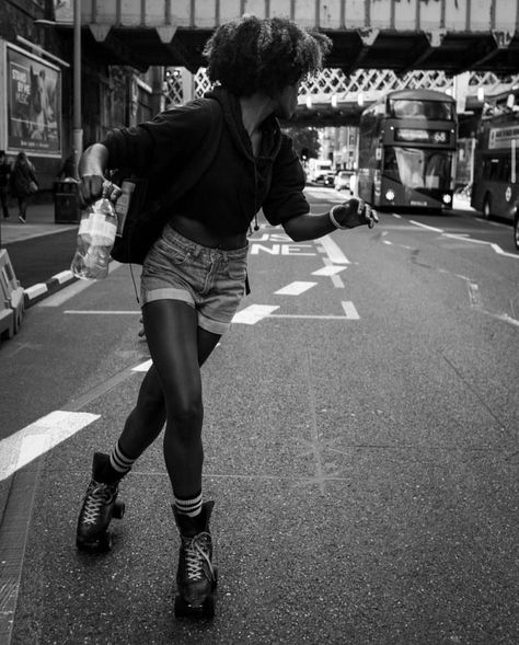 Bauer Roller Skates, Black Roller Skates, Street Skater, Skate Vibes, Skate Photos, Skating Aesthetic, Roller Shoes, Motion Photography, Roller Rink