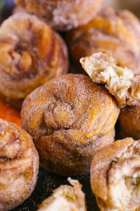 These Pumpkin Cruffins take your regular cinnamon-filled cruffin and add pumpkin pie filling to make the ultimate fall breakfast. Pumpkin Cruffins, Cruffin Recipe, Easy Pumpkin Dessert, Autumn Baking, Savory Pumpkin Recipes, Pumpkin Spice Recipe, Yummy Fall Recipes, Pumpkin Desserts, Pumpkin Waffles