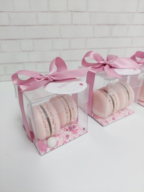 Desert Boxes, Macaron Gift Boxes, Macaroon Box, Pink Macarons, Sweets Bar, Luxury Flower Bouquets, Baby Dedication, Wedding Gift Boxes, Tea Party Birthday