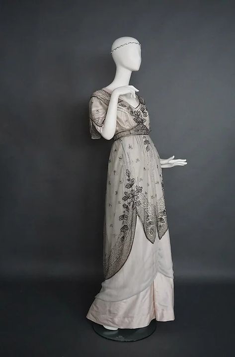 GANDIVA | Belle Epoque Evening Dress 1912 1910s Evening Gowns, 1912 Dress, 1910 Dress, 1912 Fashion, 1800s Dresses, Edwardian Dresses, 1920s Evening Dress, Titanic Dress, Antique Wedding Dresses