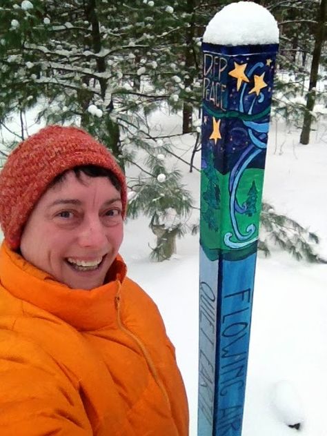 Diy Peace Pole, Peace Pole Diy, Garden Sparklers, Funky Paintings, Mosaic Tutorial, Peace Poles, Backyard Art, Peace Pole, Garden Totem