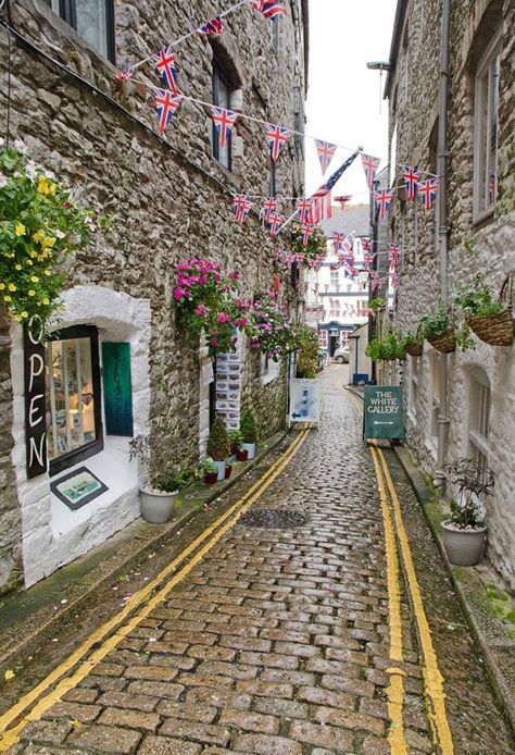 Plymouth England, England Aesthetic, The Barbican, Moving To England, Storefront Signs, The Mayflower, Devon England, May Flowers, Set Sail