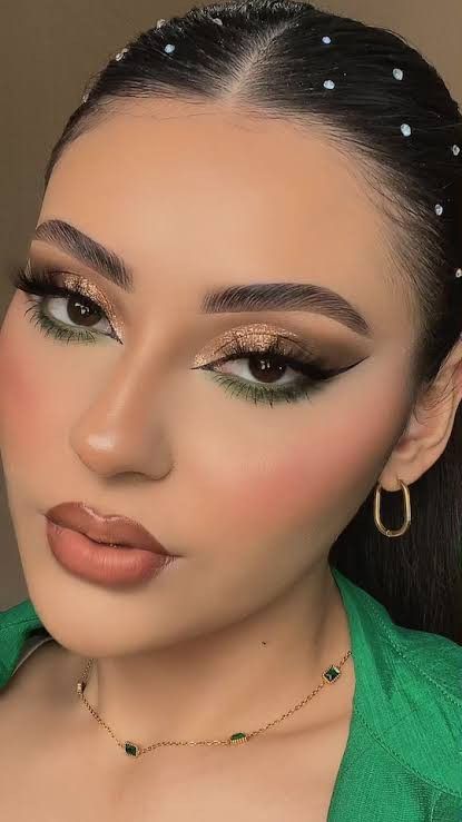 Dark Green Smokey Eye Makeup, Emerald Green 15 Makeup, Dark Green Makeup Looks Prom, Green Make Up Eyes, Gold And Green Makeup Looks, Prom Green Makeup, Make Up For Green Outfit, Emerald Green Quince Makeup, Green Dress Makeup Look