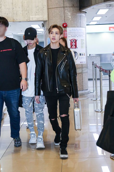 Bang Chan #StrayKids Chan Straykids, Stray Kids Fashion, Stray Kids Outfits, Stray Kids Chan, Chris Chan, Airport Fashion, Bang Chan, Celebrity Art, Airport Style