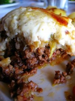 Moussaka Recept, Greek Moussaka, Greek Lasagna, Moussaka Recipe, Greek Cooking, Greek Dishes, Tasty Foods, Mediterranean Cuisine, Eggplant Recipes