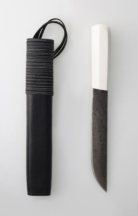 Sami Knife designed by Nathalie Lahdenmäki for the LEUKU II exhibit in 2009. Japanese Knife, Knife Design, Cool Knives, Blender 3d, Knife Making, Survival Gear, Axes, Blacksmithing, Swords