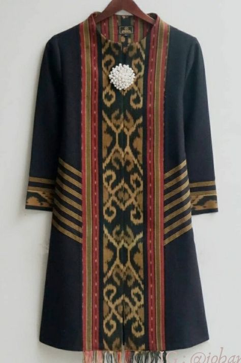 Tenun Fashion Inspiration, Indonesian Clothing, Mode Batik, Full Sleeves Design, Batik Kombinasi, Batik Kebaya, Iranian Fashion, Wearable Art Clothing, Tenun Ikat