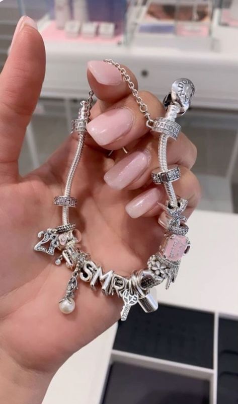 Pandora Bracelet On Wrist, Pandora Charm Necklace, Xoxo Jewelry, Pandora Bracelet Charms Ideas, Girly Bracelets, Pandora Bracelet Designs, Dope Jewelry Accessories, Pandora Jewelry Charms, Pandora Necklace