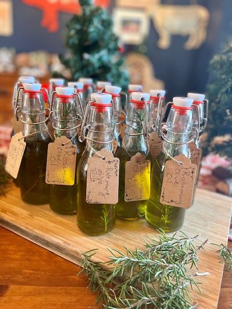 How to Make Rosemary Infused Olive Oil - Foodlets Rosemary Infused Oil, Rosemary Infused Olive Oil, Rosemary Olive Oil, Tea Boutique, Garlic Infused Olive Oil, Dipping Oil, Thyme Oil, Olive Oil Recipes, Holiday Tea