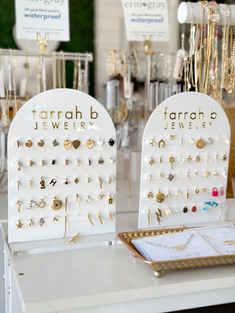 Permanent Jewelry Display Table, Permanent Jewelry Chain Display, Jewelry Boutique Display, Pop Up Jewelry Display, Permanent Jewelry Vendor Display, Charm Display Ideas, Charm Bar Set Up, Permanent Jewelry Studio, Permanent Jewelry Display Ideas