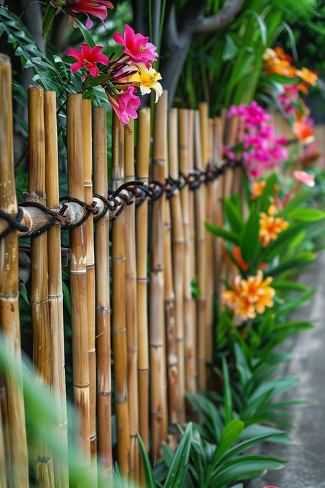 Eco-Friendly Bamboo Fence Ideas for Your Yard Bamboo Fence Ideas, Privacy Fence Ideas, Privacy Fencing, Gutter Garden, Bamboo Privacy, Trellis Fence, Rustic Fence, Bamboo Trellis, Fencing Ideas