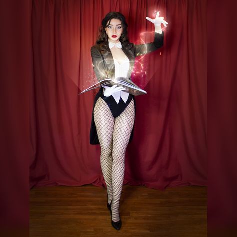 Magician Costume Female, Zatanna Costume, Fashion Hobbies, Huntress Costume, Zatanna Cosplay, Red Hood Cosplay, Zatanna Zatara, Witch Cosplay, Cosplay Inspo