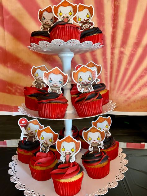 Pennywise Cupcakes, Pennywise Birthday Party Ideas, Pennywise Birthday, Pennywise Party, Clown Birthday, Swirl Cupcakes, Clown Party, Pretty Birthday Cakes, Halloween Cupcakes