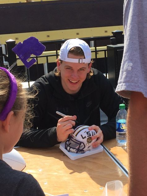 Joe Burrow Long Hair, Lsu Joe Burrow, Joe Burrow Lsu, Joe Borrow, Football Books, Bengals Football, Ginger Hair Color, Joe Burrow, Football Love