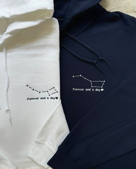 If they sent this to you, they wanna get matching hoodies🤭💕 Which one would you get?💖 This gift is something they will wear forever & when they wear it they’ll be reminded of how much love & appreciation you have for them🫶🏼 SHOP NOW~Link in bio<3 ~~ #anniversary #anniversarygift #gift #embroiderymachine #embroidery #custominitials #asmr #embroideryasmr #SmallBusiness #bfgiftideas #gfgiftideas #boyfriendgiftideas #girlfriendgiftideas #matchingcouplesoutfits #matchingcouples #matchingcoup... Custom Hoodie Ideas For Boyfriend, Hoodie Ideas For Boyfriend, Embroidery For Boyfriend, 3 Anniversary, Diy Hoodie, College Photos, Hoodie Embroidery, Graduation College, Couples Outfits