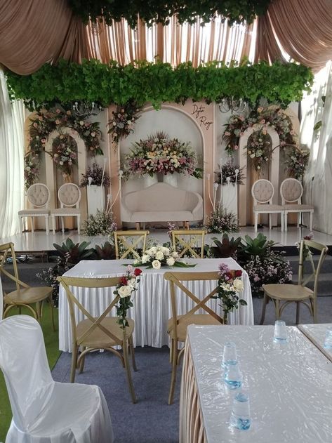 Pin by Tamin Irwandi on Décembre | Tenda pernikahan, Tempat pernikahan, Latar belakang pernikahan Dekor Pelaminan Modern, Meja Akad, Dekor Pelaminan, Pelamin Cantik, Wedding Budget Spreadsheet, Reception Backdrop, Wedding Background Decoration, Wedding Reception Backdrop, Wedding Muslim