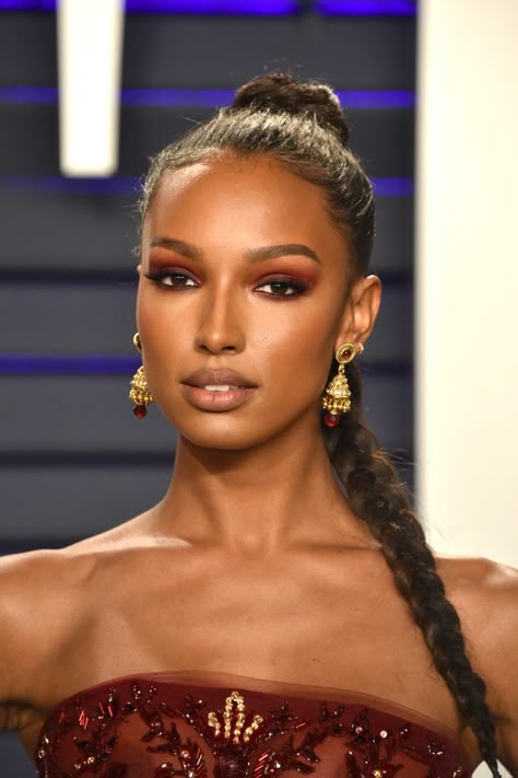 Jasmin Tookes, Red Eyeshadow Look, Model Tips, Soft Glam Makeup, Jasmine Tookes, Dark Skin Makeup, Makeup For Black Women, Glam Makeup, Eyeshadow Looks