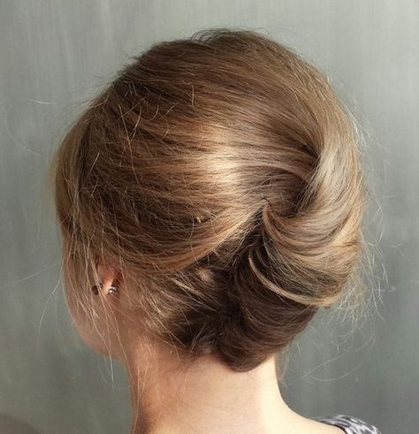 low-hanging swirl twist French Roll Hairstyle, Sanggul Modern, French Twist Updo, Short Haircut Styles, Roll Hairstyle, French Twist Hair, Fashion Hairstyles, Hair Diy, Hair Simple