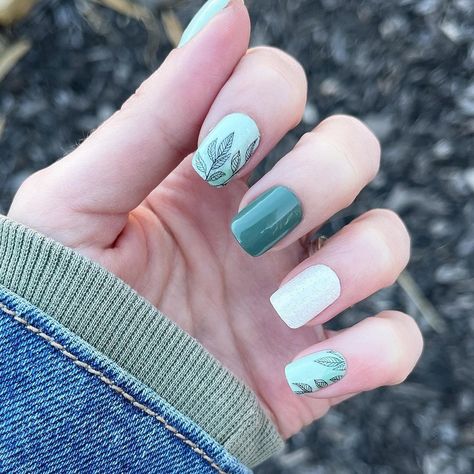 Color Street Shes A Trooper Mixed Mani, Leaf Of Faith Color Street Combo, Color Street Shes A Trooper Combo, Color Street Leaf Of Faith, Color Street Shes A Trooper, Wet Nails, Spring Sets, Nail Combos, Mani Ideas