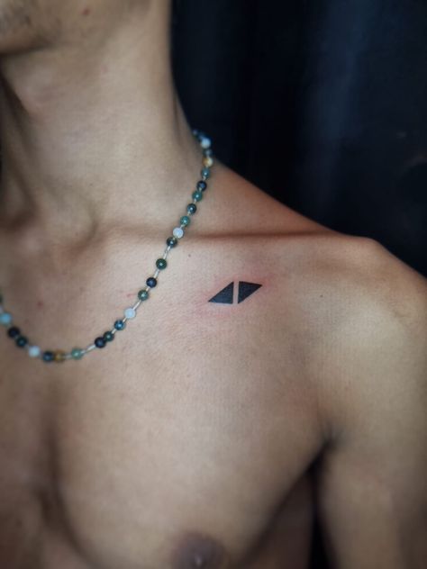 Avicii Logo Tattoo, Avicii Aesthetic, Avicii Symbol, Avicii Tattoo, Avicii Logo, Tim Bergling, Tattoos Inspo, Flying Tattoo, Eagle Flying