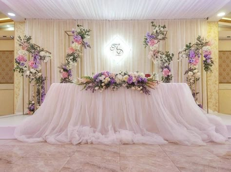 Lilac Quince Main Table, Lilac Wedding Backdrop, Lilac Quinceanera Decorations, Lilac Quinceanera Ideas, Main Table Quinceanera, Quinceanera Main Table Ideas, Sweetheart Table Flowers, Pink Purple Wedding, Sweet 15 Party Ideas Quinceanera