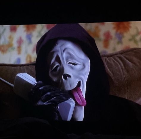 Ghost Face Wallpaper Aesthetic, Scary Movie 3, Scream Meme, Ariana Instagram, Halloween Wallpaper Iphone Backgrounds, Ghostface Scream, Scary Movie Characters, Horror Movie Icons, Horror Artwork