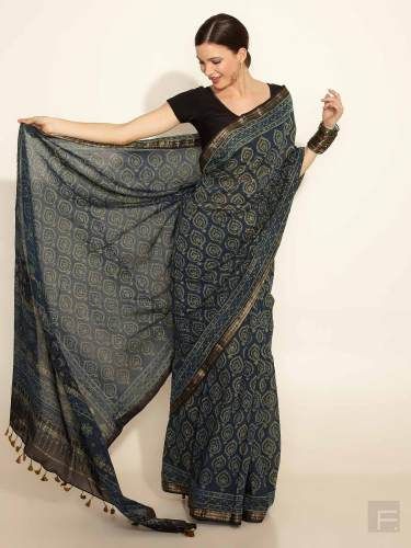 Ajrakh Sarees, Sarees Cotton, Cotton Saree Designs, Indian Look, Simple Sarees, Ethnic Sarees, Desi Style, Indian Couture, Indian Attire