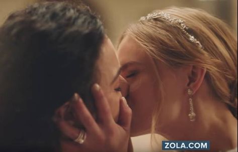 La chaîne de comédies romantiques avait retiré une publicité avec un baiser lesbien sous la pression des conservateurs Colm Toibin, August Wilson, Twitter Trending, William Shatner, Tv Ads, Hallmark Channel, Kissing Couples, Married Woman, Indie Games