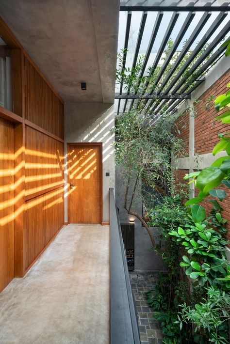 Gallery of Haritha Retreat / Manoj Champika Charted Architect - 4 Urban Home Design, Kisi Kisi, Architecture Journal, Rooftop Terrace Design, Public Architecture, Innovative Architecture, Internal Courtyard, Landscape And Urbanism, Chicago Architecture