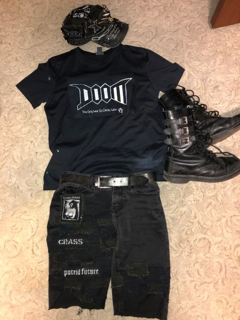 Punk Shorts Outfit, Crust Punk Style, Crust Shorts, Punk Tips, Punk Summer Outfits, Patch Trousers, Crust Pants, Punk Diy, Edgy Fits