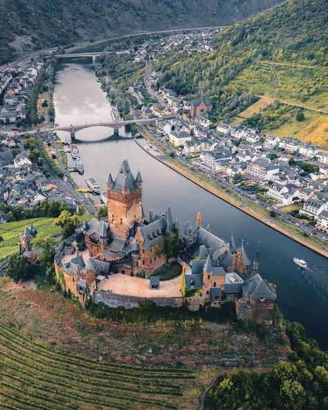 Cochem Germany, River Town, Castles Around The World, Abandoned Castles, Amazing Buildings, Wonderful Picture, Beautiful Castles, Medieval Town, Places Of Interest