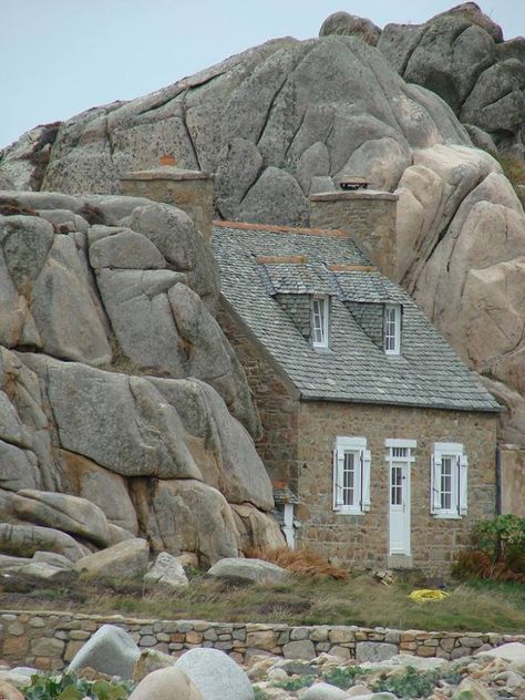 Architecture Cool, A Small House, Unusual Buildings, Brittany France, Unusual Homes, Dream Vacations Destinations, Interesting Buildings, Unique Houses, Small Houses