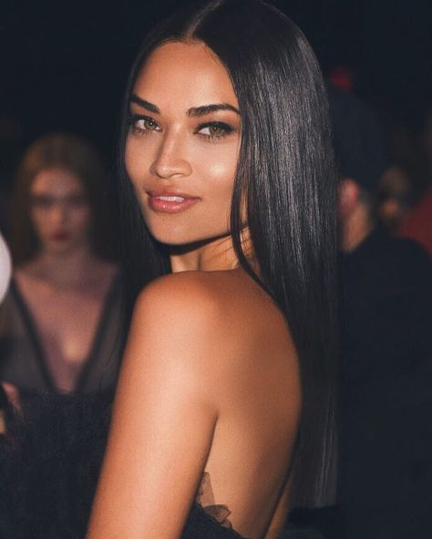 Hairstyles For Long Hair Wavy, Graduation Hairstyles For Short Hair, Hair With Cap, Wedding Hairstyles Guest, Long Hair Wavy, Backless Lace Wedding Dress, Long Hair Trends, Shanina Shaik, Wedding Dresses Hippie