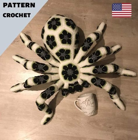 Crochet Giant Spider, Spider Pattern, Giant Spider, African Flowers, Halloween Toys, Crochet Rose, Crochet Flower Patterns, Thread Crochet, Pattern Download