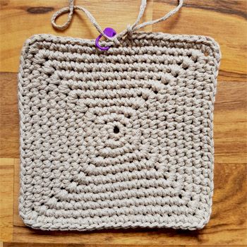 Beige square basket, free crochet pattern Square Crochet Basket Pattern Free, Crochet Square Basket Pattern Free, Square Crochet Basket Pattern, Crochet Square Basket, Crochet Directions, Glass Jello, Diy Crochet Basket, Crochet Basket Tutorial, Crocheted Baskets