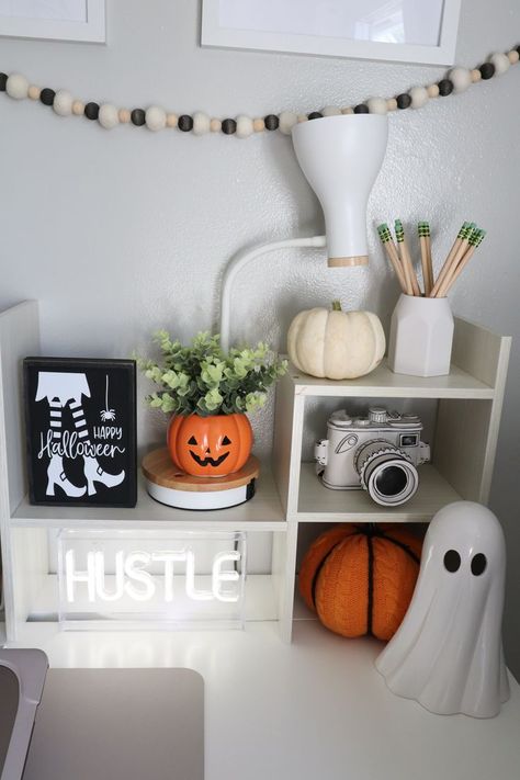 Fall Decor Ideas For Office Desk, Halloween Desk Decor, Halloween Bedroom Ideas, Bloxburg Fall House, Halloween Office Decor, Work Office Desk, Cubicle Decor Ideas, Home Office Decor For Women, Holiday Bedroom Decor