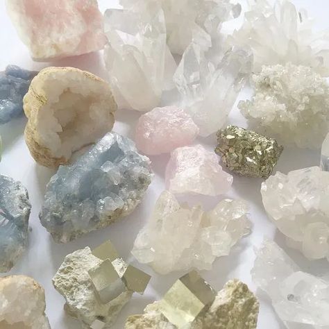 crystal + mineral magic | Rachel Crethar of Rock & Co Crystal Room, Crystal Vibes, Crystal Aesthetic, Spiritual Crystals, Pretty Rocks, Quartz Geode, Cool Rocks, Crystal Magic, Quartz Cluster