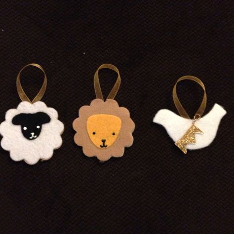 Jesse Tree Ornaments - lion and lamb, dove and crown; made with Silhouette Cameo Jessie Tree, Lamb Ornament, Easter Tree Diy, Prek Art, Jesse Tree Advent, Daniel In The Lion's Den, Christmas Sunday School, Jesse Tree Ornaments, Eid Adha