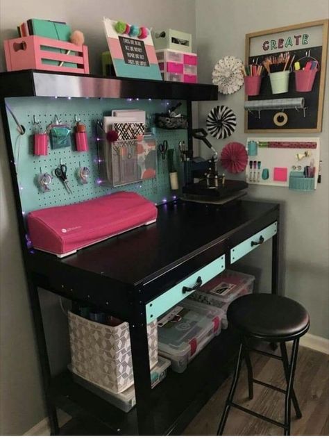 Craft Room Organization Diy, Zimmer Diy, Dream Craft Room, Craft Room Design, Scrapbook Room, Craft Desk, Craft Area, Diy Craft Room, Office Crafts