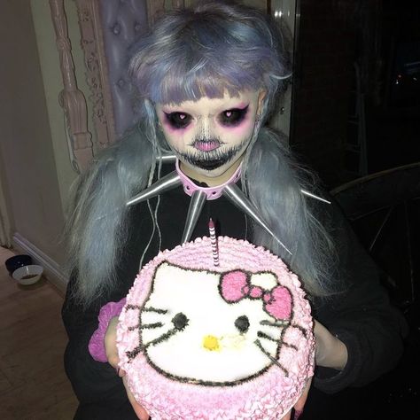 Jazmin Bean Aesthetic, Princesa Emo, Jazmine Bean, Jazmin Bean, Alt Makeup, Alternative Makeup, Hello Kitty Cake, Yami Kawaii, Grunge Photography