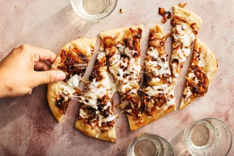 Caramelized Onion and Fig Flatbread - Serendipity Magazine Fig Flatbread, Flatbread Appetizers, Caramalized Onions, Onion Appetizers, Fig Pizza, Tailgate Party Food, Caramelized Onions And Mushrooms, Pizza Pies, Onion Pizza