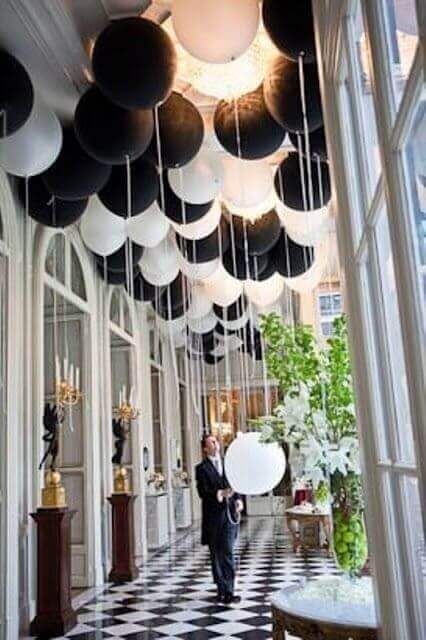 Black and White Balloons Black And White Balloons, Black White Parties, White Wedding Theme, Black Tie Party, Gatsby Wedding, Black White Wedding, White Balloons, Masquerade Party, Glamorous Wedding