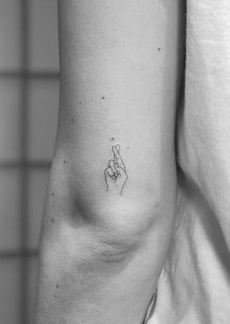 Cross Fingers Tattoo, Tatoos Above The Elbow, Fineline Finger Tattoo, Finger Crossed Tattoo, Hand Outline Tattoo, One Line Tattoo Woman, Modern Tattoos For Women, Above Elbow Tattoos, Crossed Fingers Tattoo