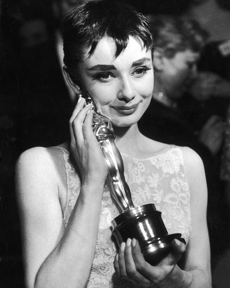 Audrey Hepburn Oscar, Susan George, Audrey Hepburn Photos, Classic Film Stars, Julie Christie, Oscar Award, I Love Cinema, Roman Holiday, My Fair Lady