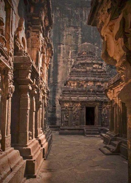 Kailasa Temple, Traveling Asia, Ellora Caves, Architecture Antique, Ancient Indian Architecture, Ancient Temple, Standing Stones, Temple Architecture, Indian Architecture