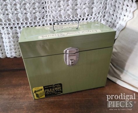 Metal Boxes Repurposed, Vintage Toolbox Decor, Vintage Craft Room Storage Ideas, Metal Box Painting Ideas, Old Tool Boxes Repurposed, Vintage Sewing Box Makeover, Vintage Storage Ideas, Metal Tool Box Ideas, Vintage Tool Box Decor