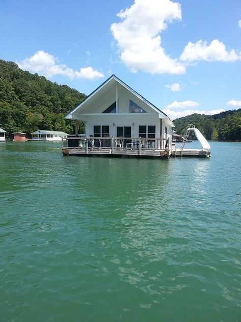 VRBO.com #358994 - Dockside Quaters Beautiful Floating Home on Norris Lake! Norris Lake Tennessee, Lake House Rentals, Yacht Builders, Getaway Cabins, Floating House, Need A Vacation, Boat Rental, Lake Life, Vacation Books