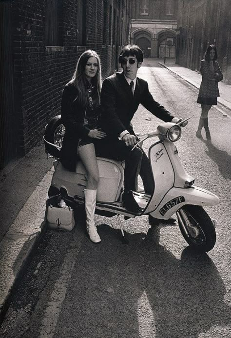 Ask five different people what a mod is and you'll probably get five different answers, covering maybe five different decades. So here, basically, is what you need to know: "Modernists" started getting their kicks... Vintage Vespa, Jean Shrimpton, Mod Scooter, Mod Look, Swinging London, Lambretta Scooter, Vespa Vintage, Swinging Sixties, Scooter Girl