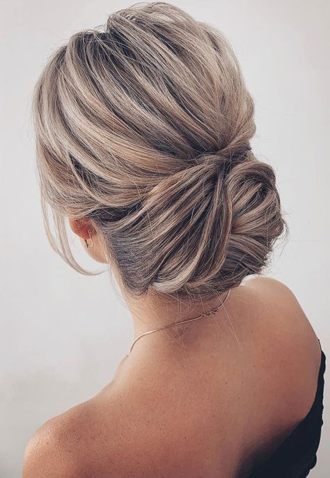 Of all the many decisions you have to make about your wedding. Your wedding decor isn’t the only way to reflect your romantic elegant... Modern Braids, Bride Pic, Updo Wedding Hairstyles, Cool Haircuts For Girls, Classic Elegant Wedding, Updo Wedding, Hair Up Or Down, Messy Updo, Elegant Wedding Hair